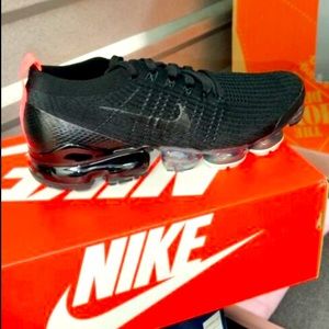 Nike Air Vapormax Flyknit 3
Size:10.5 men's
Original Price:$220
Sell for: $190